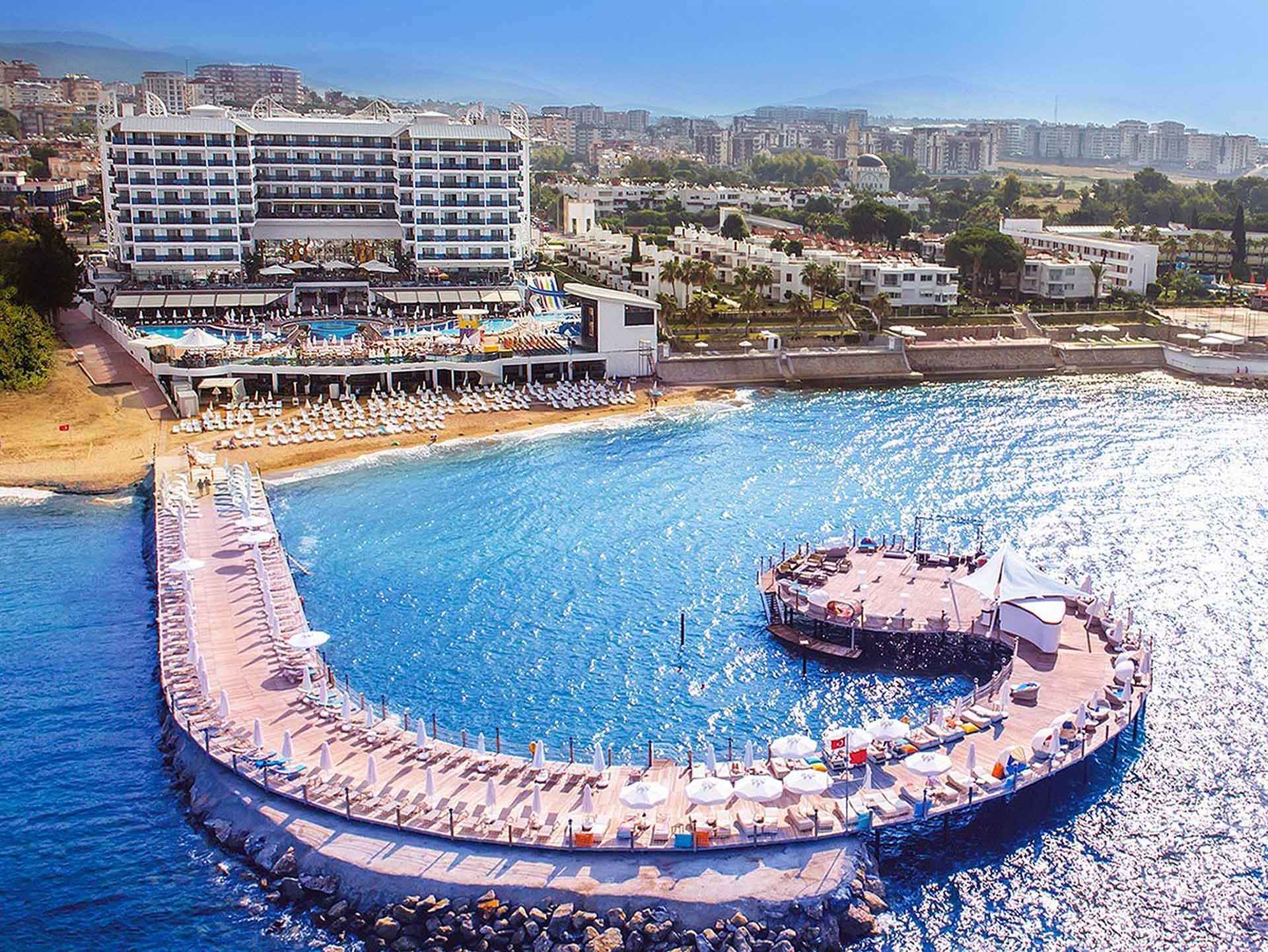 Azura Deluxe Resort & Spa Hotel