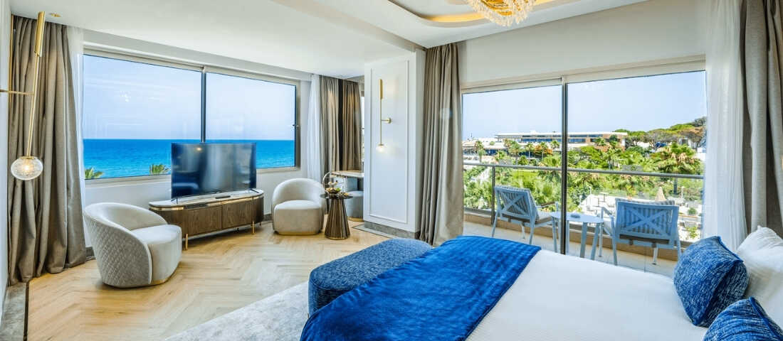 Girne’de aquaparklı ve denize sıfır Acapulco Resort Hotel plaj ve havuz alanı