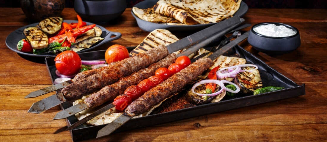 Adana kebabı ve yanında şalgam ile yöresel lezzet deneyimi