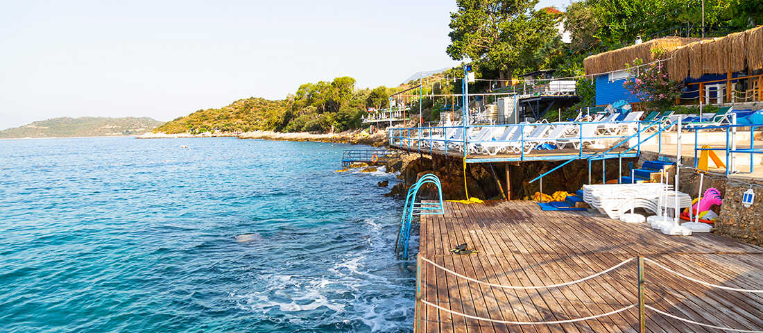 Asmaaltı Plajı - Kaş merkezine yakın, sakinliğiyle öne çıkan bir koy