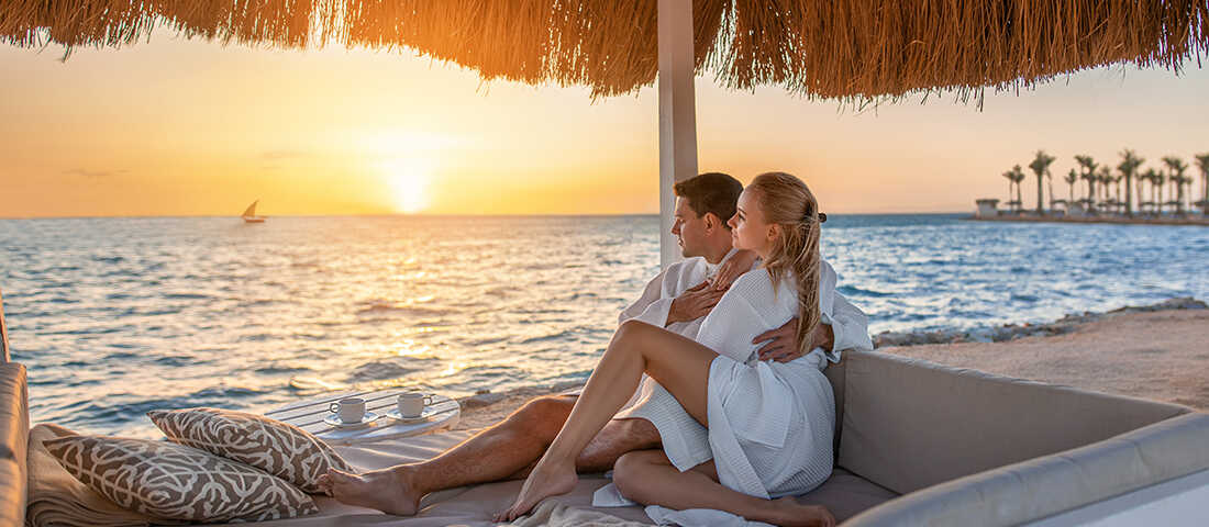 Deniz kenarında romantik tatil yapan balayı çiftleri