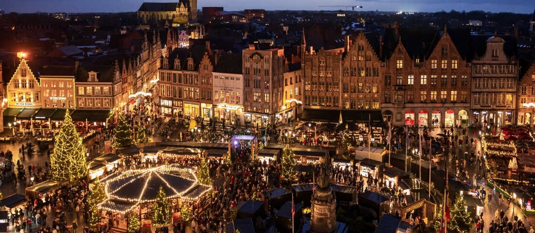Brugge’de kanalların ışıklarıyla süslü romantik yılbaşı tatili