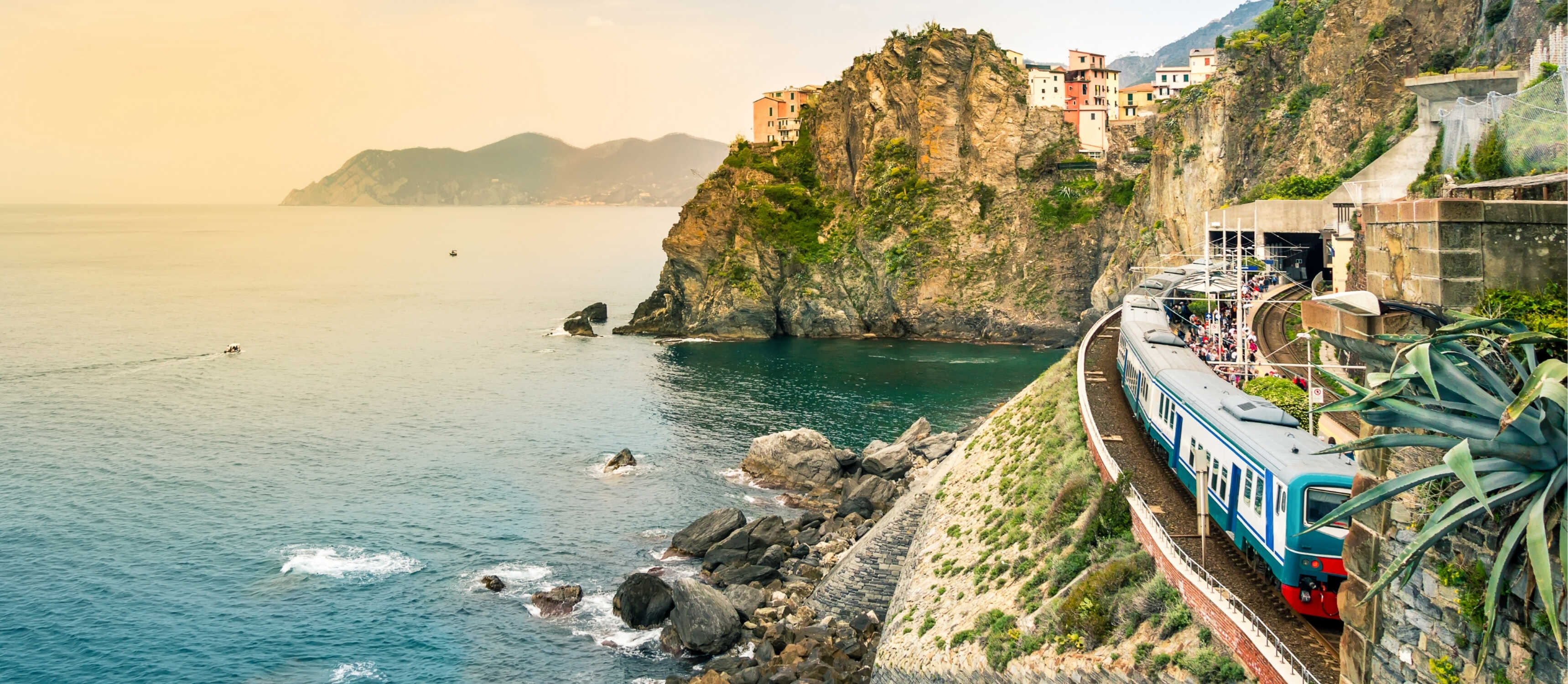 Cinque Terre tren hattı boyunca İtalya’nın renkli sahil kasabaları ve deniz manzarası