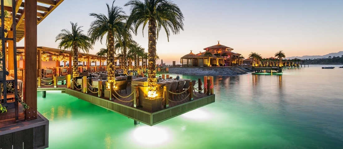 Girne’de marina atmosferi ve eğlence konseptiyle öne çıkan Cratos Premium Hotel