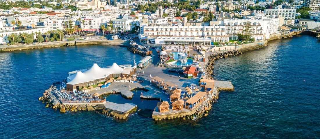 Girne Limanı’nda konumlanan Dome Hotel’in tarihi atmosferi ve deniz manzarası