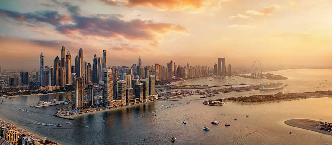 Dubai Marina ve JBR sahilinde gece manzarası