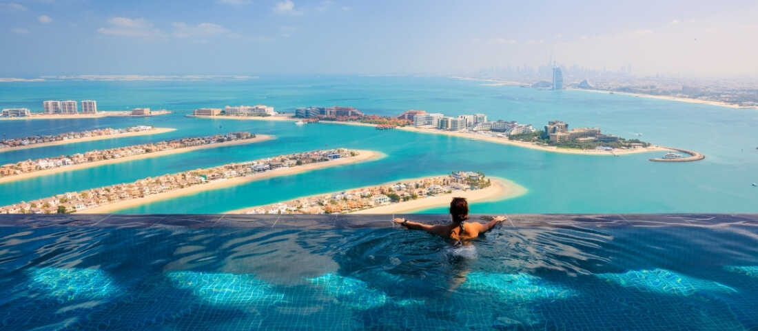Dubai’de Palm Jumeirah sahilinde modern şehir silueti