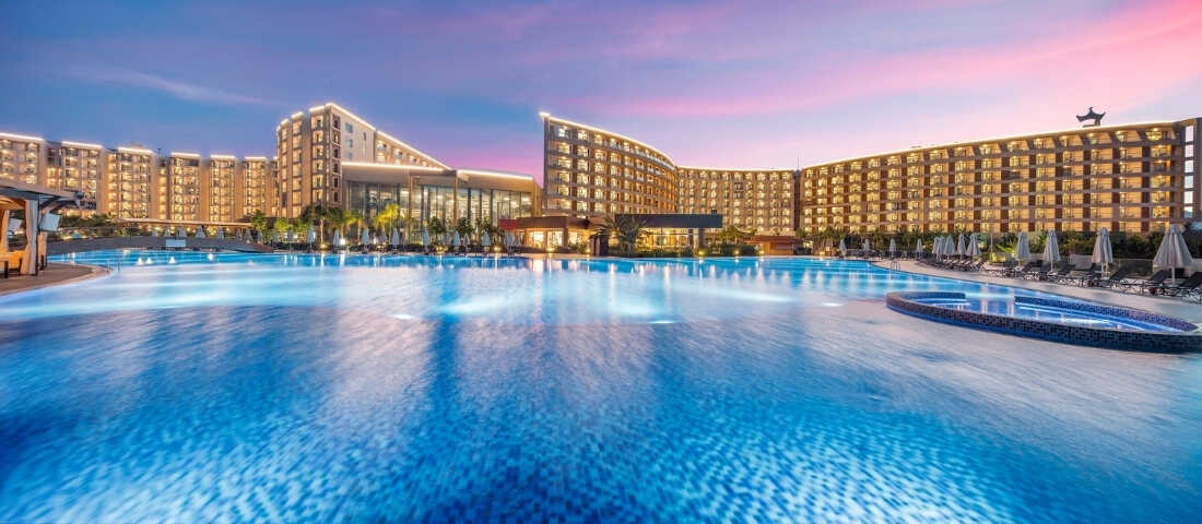 Kıbrıs Girne’de bulunan Elexus Hotel Resort & Spa, geniş alanlara sahip denize sıfır resort otel