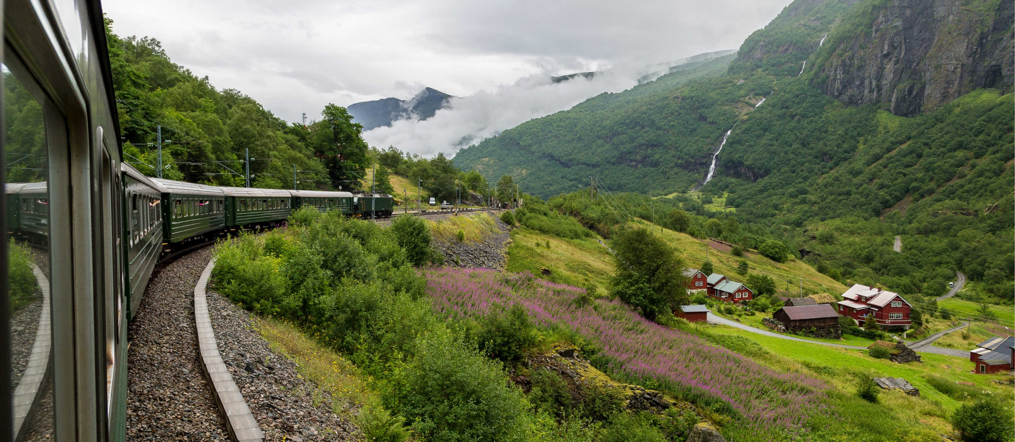 Norveç fiyortları arasında ilerleyen Flåm Treni ile doğayla iç içe tren yolculuğu