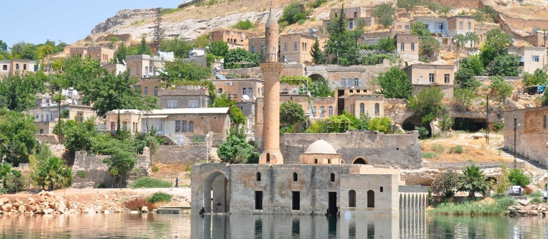 GAP turları sırasında ziyaret edilen Güneydoğu Anadolu şehirlerinden tarihi bir manzara