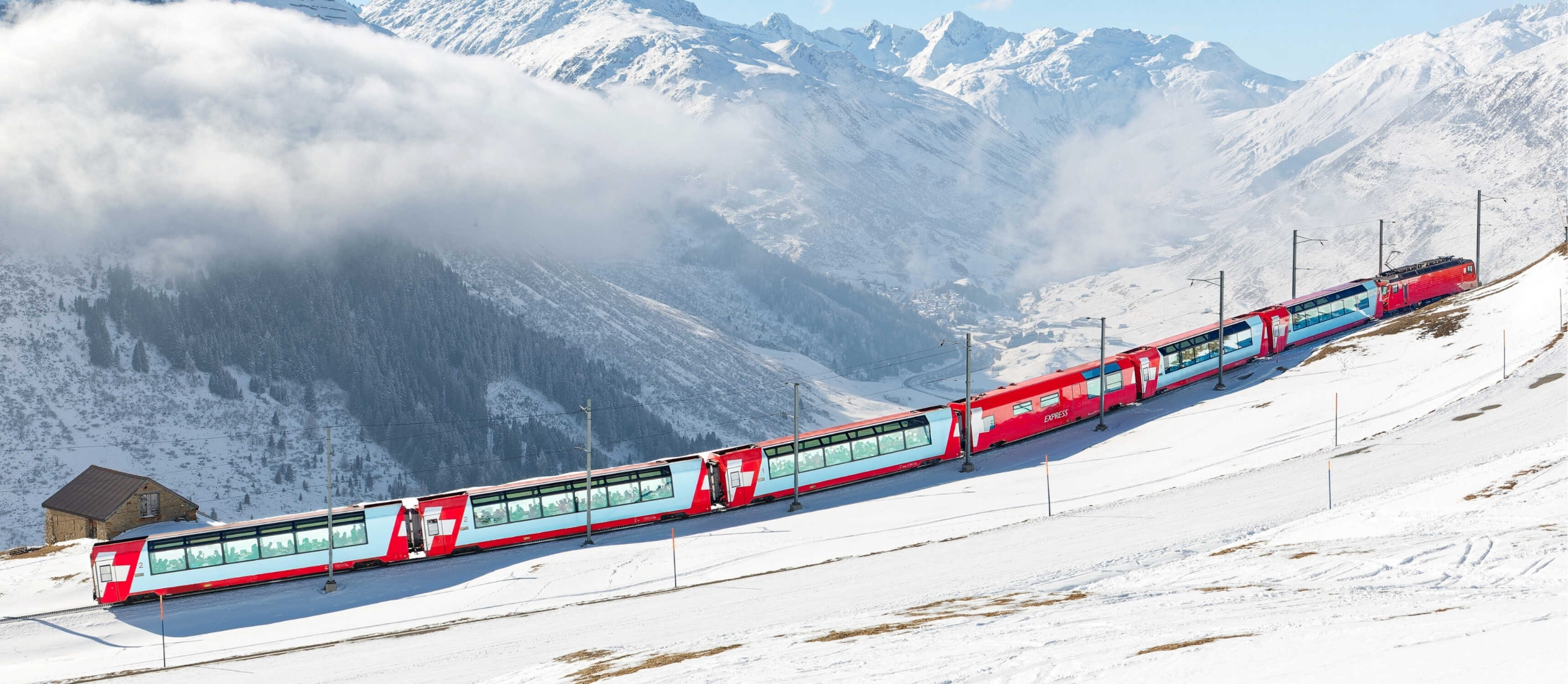 İsviçre Alpleri’nden geçen Glacier Express tren hattında panoramik manzaralar