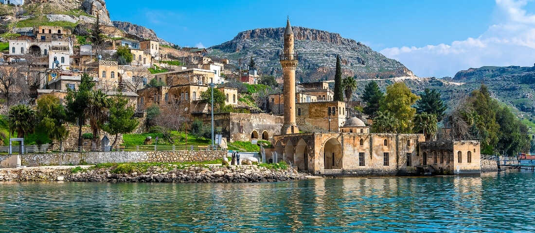 Halfeti Fırat Nehri tekne turu GAP turları sırasında görülen batık şehir