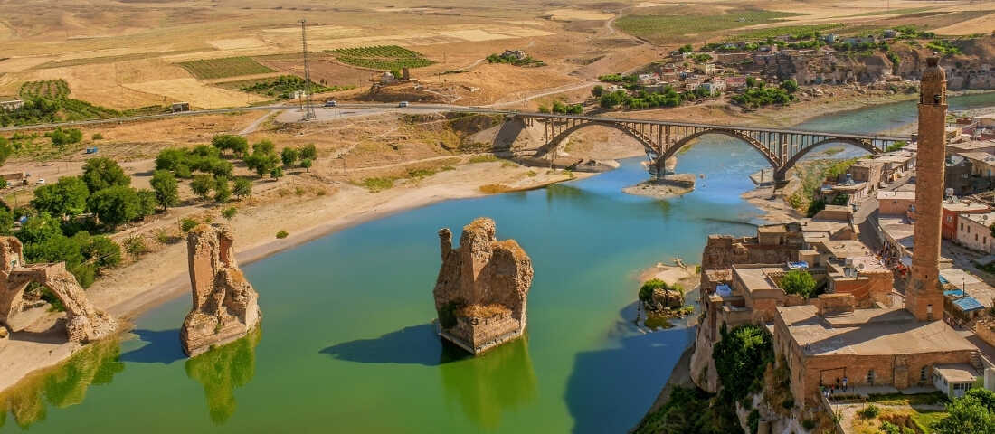 Hasankeyf Dicle Nehri kıyısındaki tarihi yerleşim GAP turları