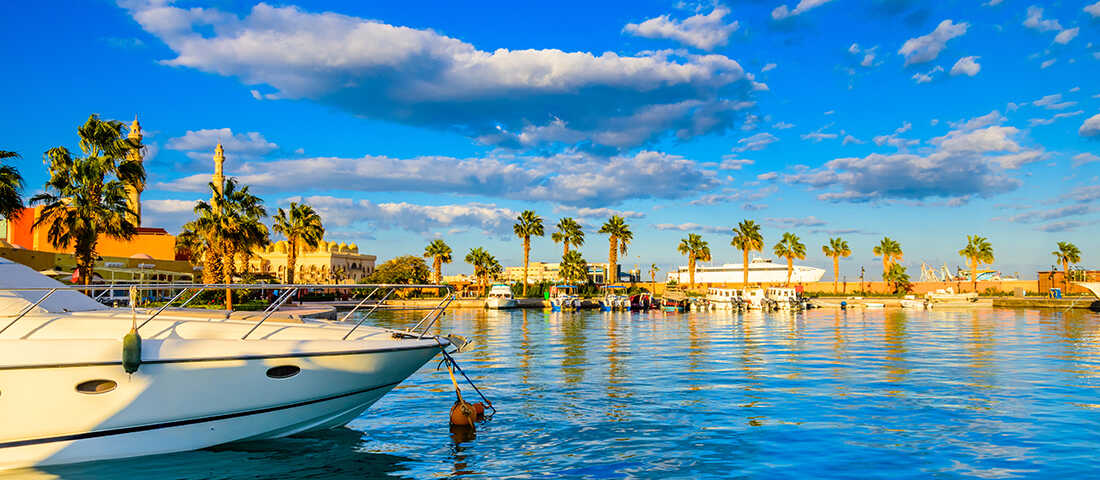 Hurghada sahilinde sakinlik arayan tatilciler için plaj manzarası