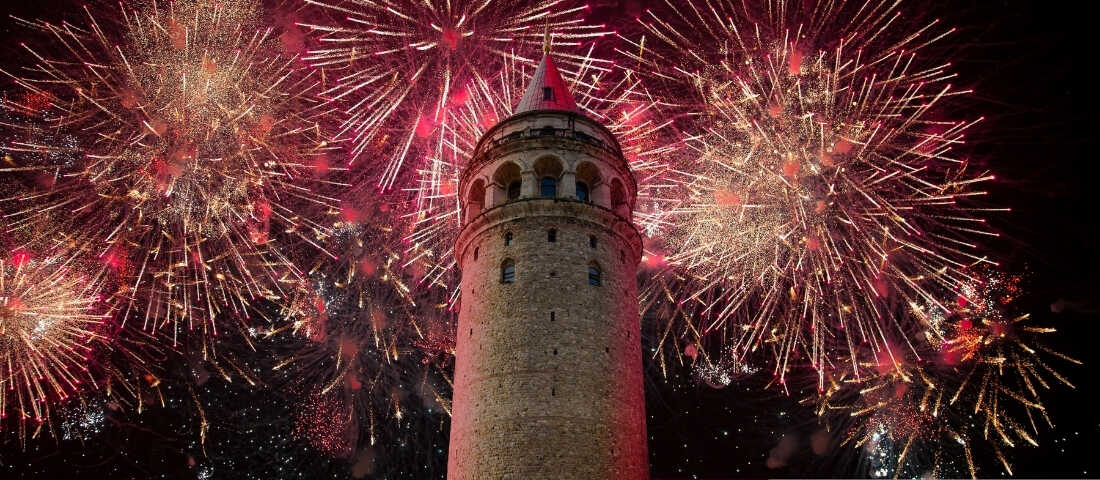 İstanbul Galata Kulesi manzarasında ışıl ışıl yılbaşı kutlamaları