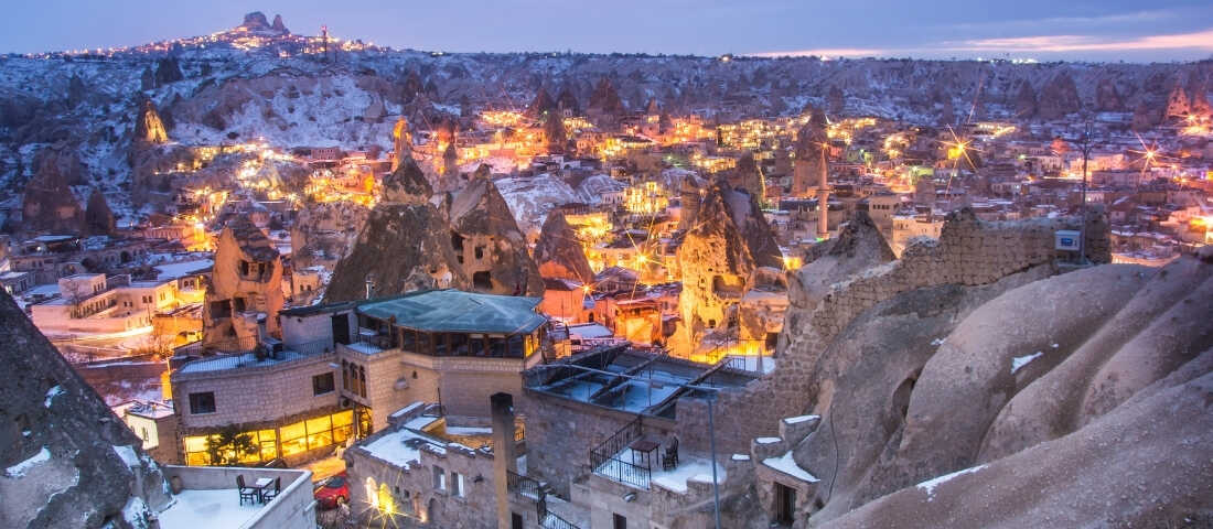 Kapadokya’da peribacaları manzarasında romantik yılbaşı tatili