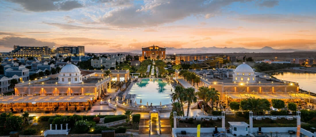 Kaya Artemis Resort'un plajı, aquaparkı ve konser etkinlikleriyle öne çıkan tatil deneyimi.
