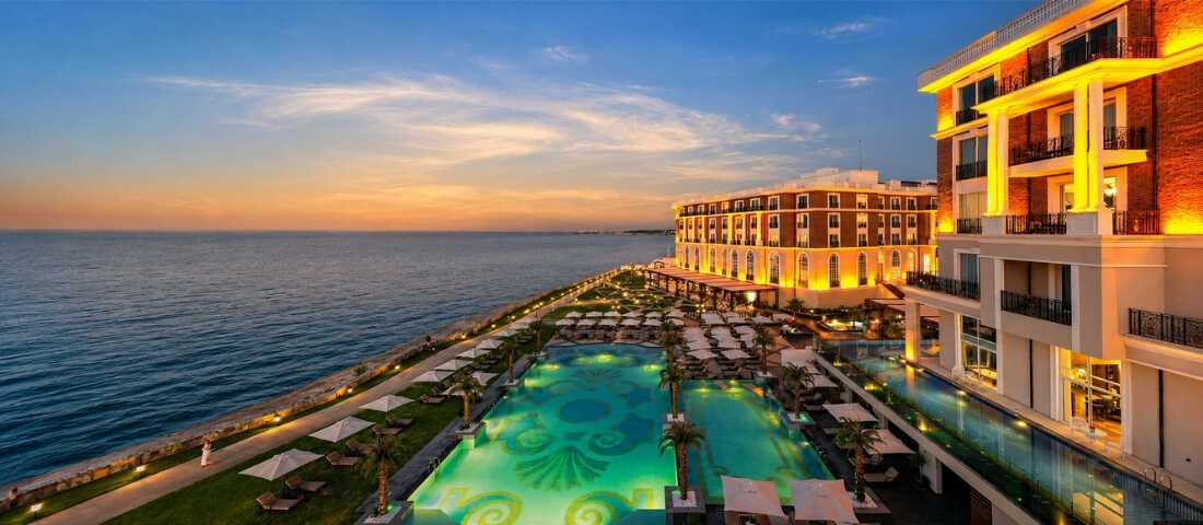 Kaya Palazzo Resort'ta konser etkinlikleri, özel plaj ve premium konaklama deneyimi.