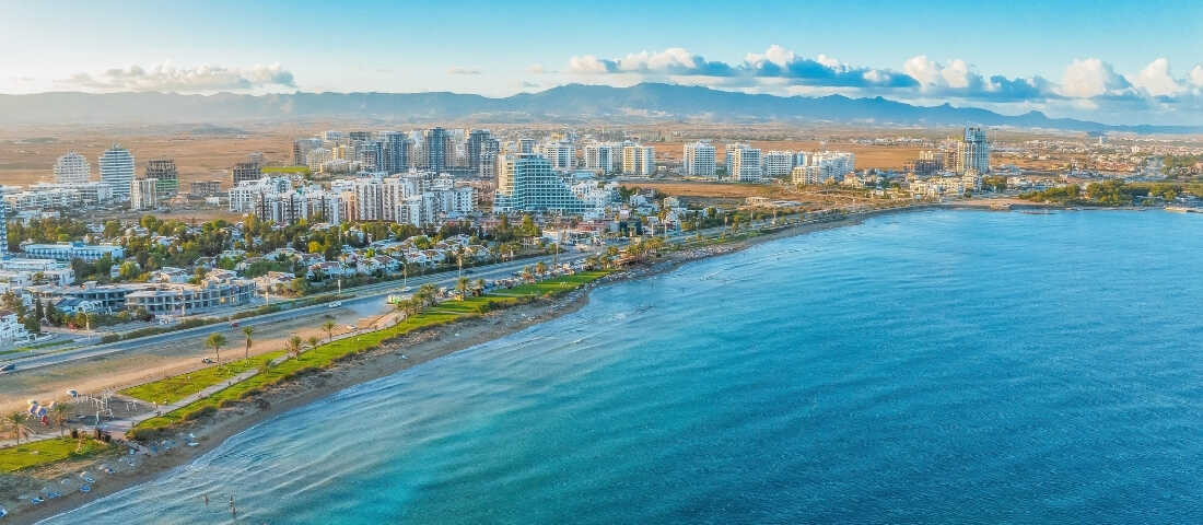 Kıbrıs'ta balayı için tercih edilen romantik oteller ve deniz manzaralı tatil seçenekleri