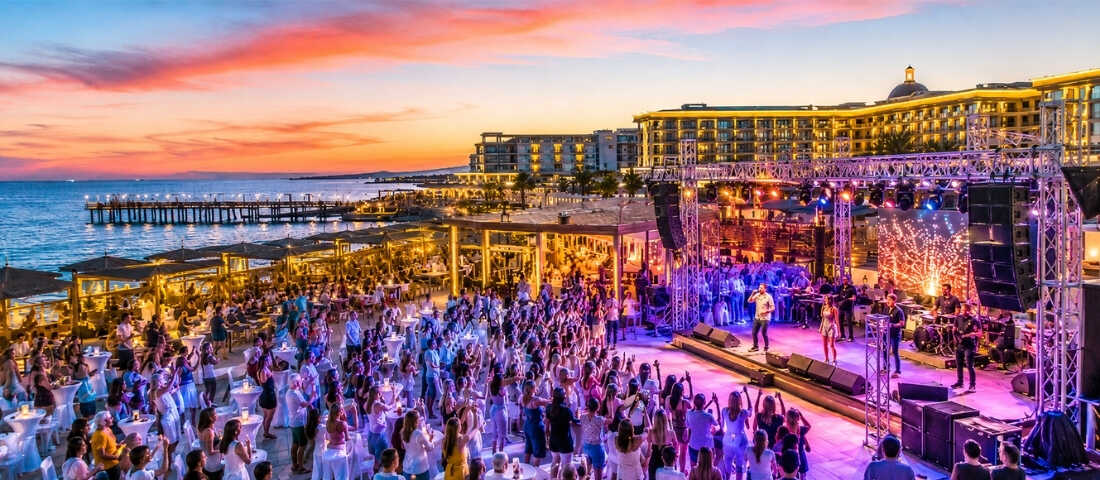 Kıbrıs eğlence otellerinde konser, plaj ve resort tatilini bir arada sunan atmosfer.