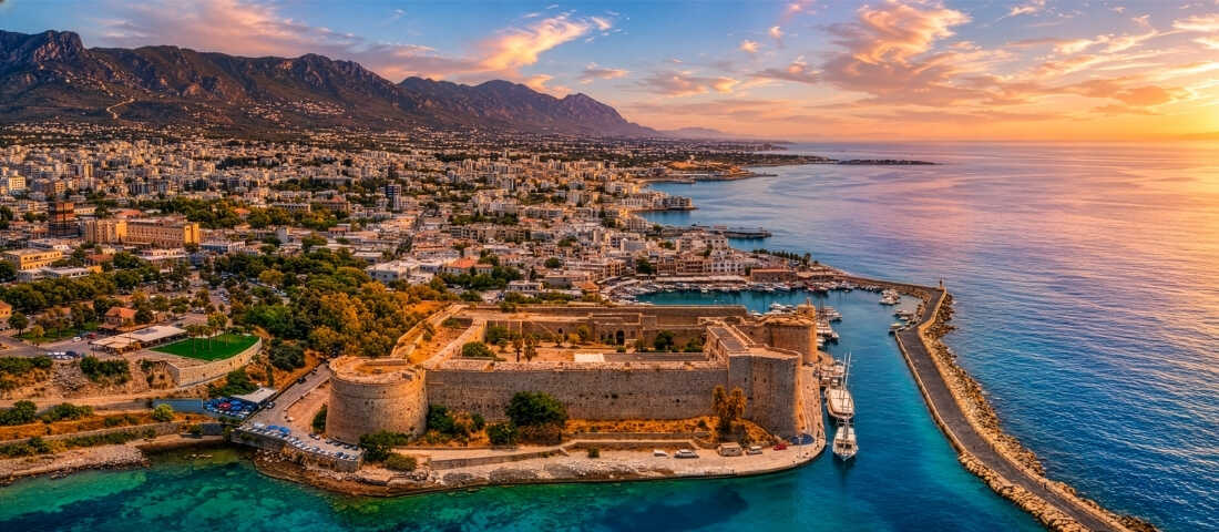 Girne'de sanatçılı otellerin bulunduğu sahil atmosferini yansıtan aile tatili.