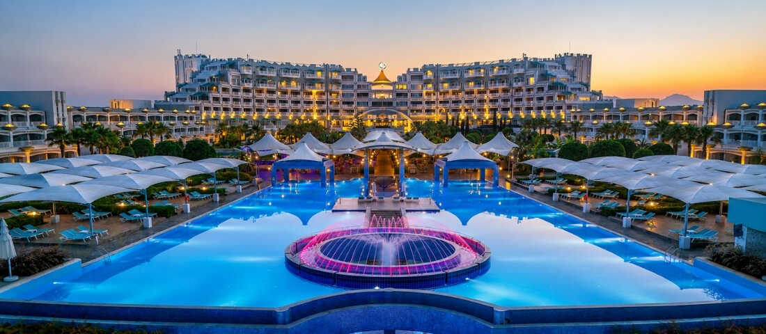 Limak Cyprus Deluxe Hotel'de konser organizasyonları ve Ultra Her Şey Dahil tatil deneyimi.