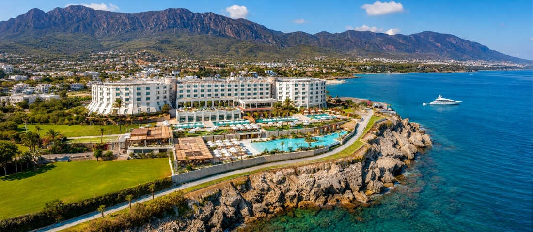 Merit Park Hotel'de denize sıfır konaklama deneyimi.