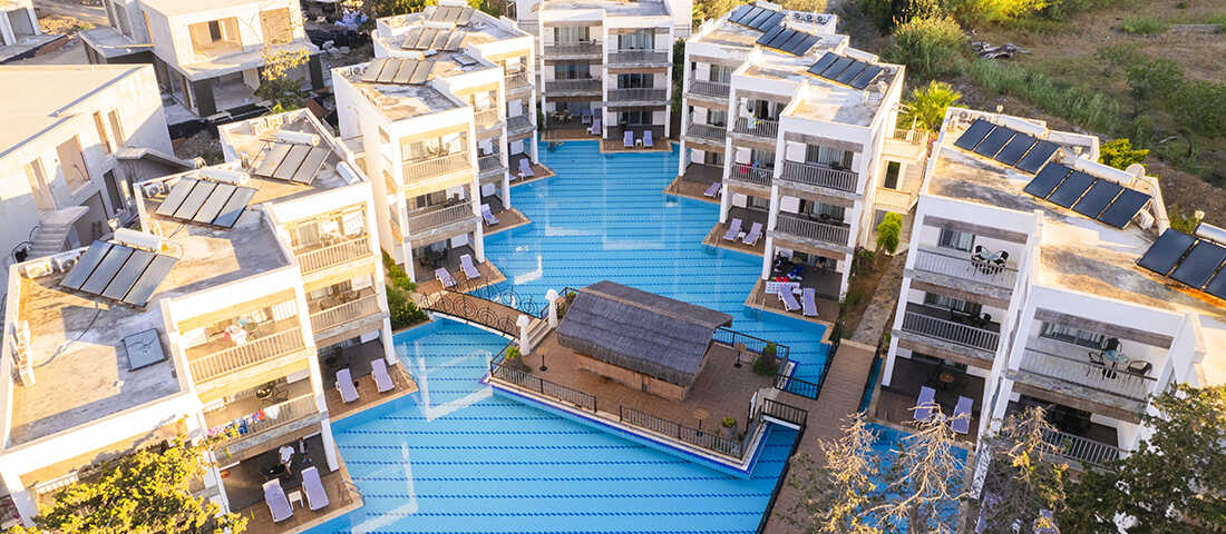 Mia Bianco Resort’un Bodrum Akyarlar’daki konumu ve çocuk dostu eğlenceli alanları