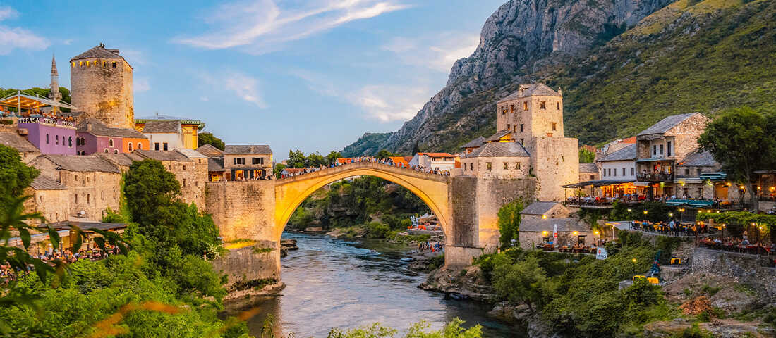 Mostar Köprüsü ve Neretva Nehri manzarası - Vizesiz Balkan şehirleri