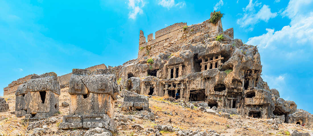 Demre’deki Myra Antik Kenti’nde kaya mezarları ve büyük Roma tiyatrosu yer alıyor.