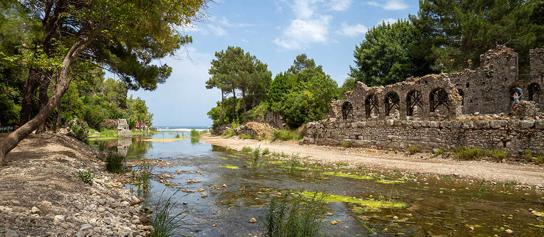 Çıralı’daki Olympos Antik Kenti, doğayla iç içe geçmiş tarihi yapılarıyla dikkat çekiyor.