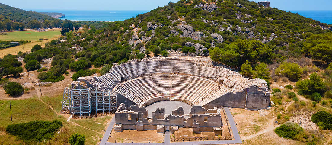 Kaş yakınlarındaki Patara Antik Kenti’nde tarihi antik tiyatro kalıntıları.