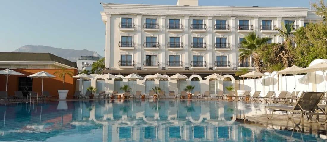 Girne merkezde yer alan Rocks Hotel’in denize sıfır platform alanı ve Akdeniz manzarası