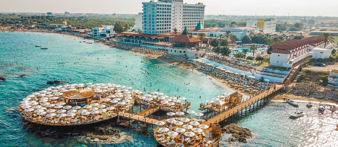 Gazimağusa’da bulunan Salamis Bay Conti Hotel, geniş plaj alanı ve denize sıfır konaklama imkanı