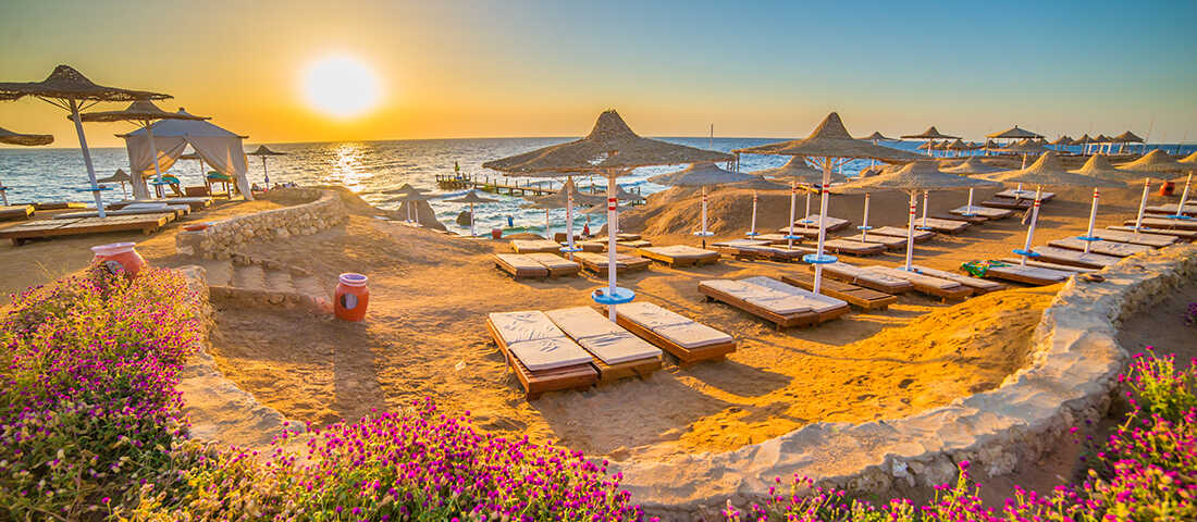 Sharm El Sheikh’te turkuaz deniz ve mercan resifleri.