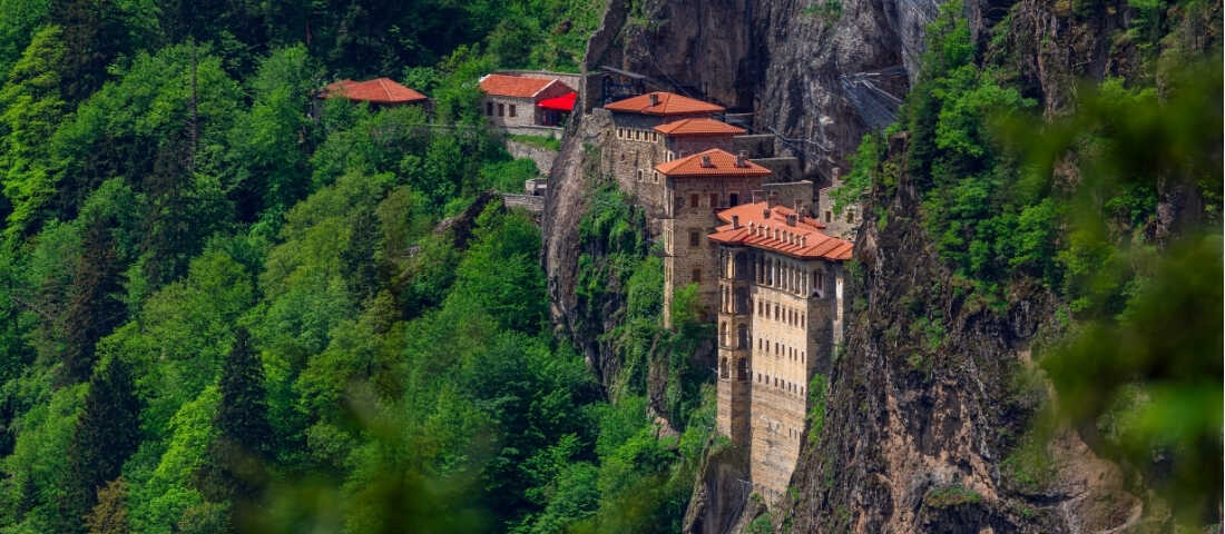 Sümela Manastırı Karadeniz turları sırasında ziyaret edilen tarihi yapı