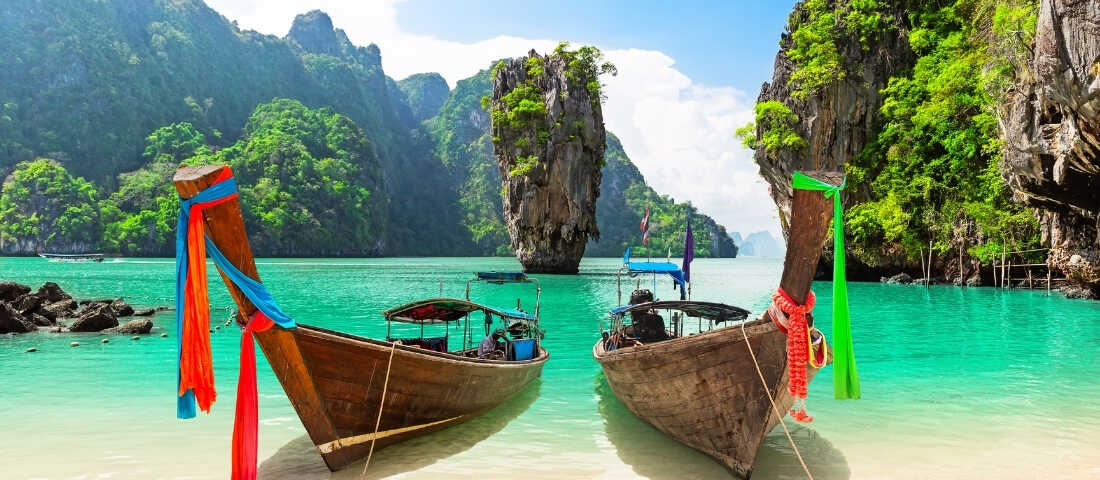 Tayland’da Phuket ve Krabi sahillerinde tropik deniz, uzun kumsallar ve palmiye ağaçları