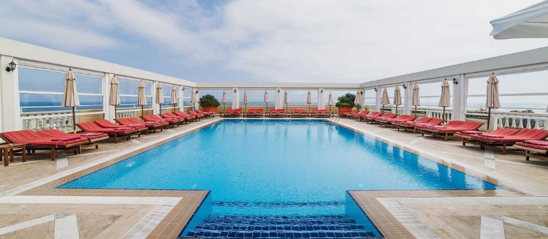 Girne merkezde tarihi limana yakın konumlanan The Arkın Colony Hotel