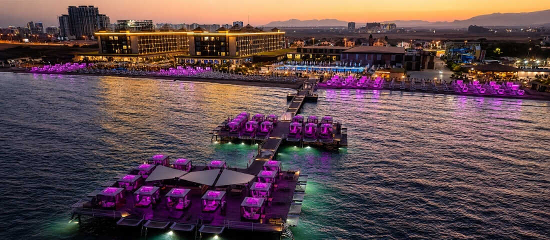 The Arkın İskele Hotel'de özel plaj, konser organizasyonları ve aile dostu tatil olanakları.