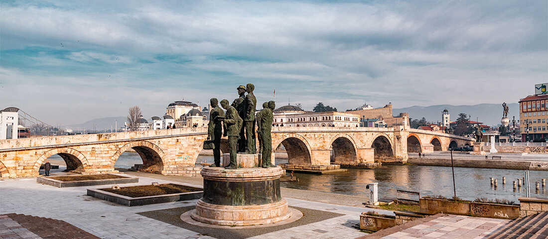 Üsküp’te Taş Köprü ve Eski Çarşı’dan bir görünüm - Vizesiz gidilecek Balkan şehirleri