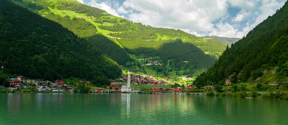 Uzungöl Karadeniz turları kapsamında görülebilecek doğal güzelliklerden biri