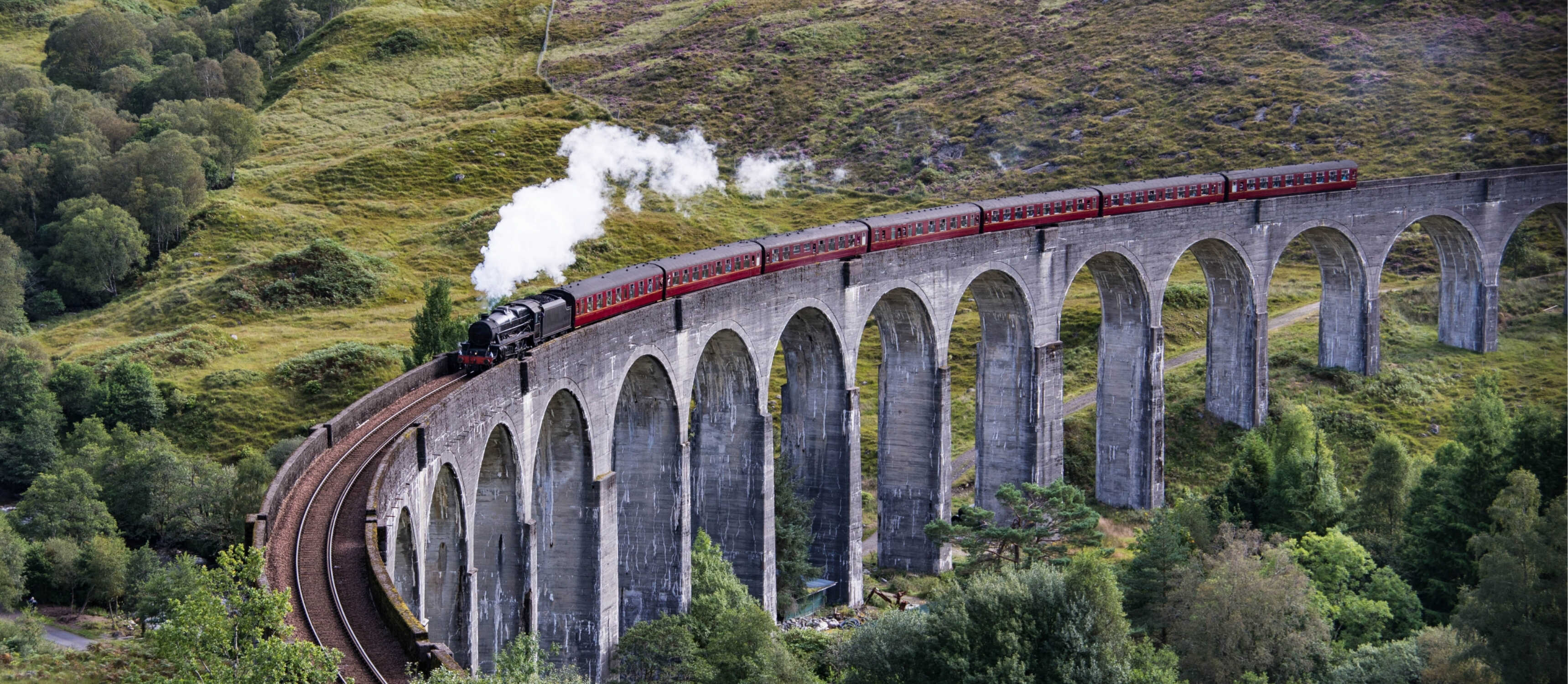 İskoçya’da West Highland Line tren hattında Glenfinnan Viyadüğü manzarası